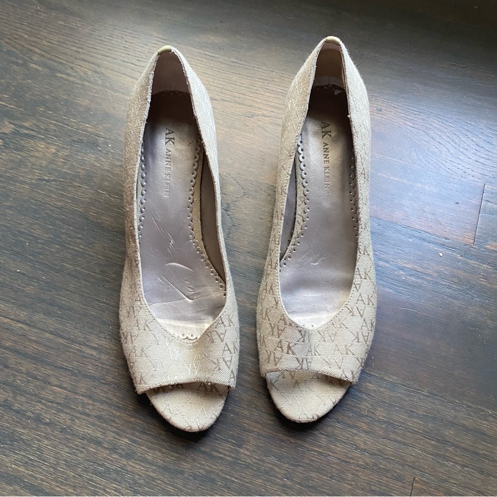 Anne Klein tan /gold lettering kitten heel shoes with open toe sz 7.5